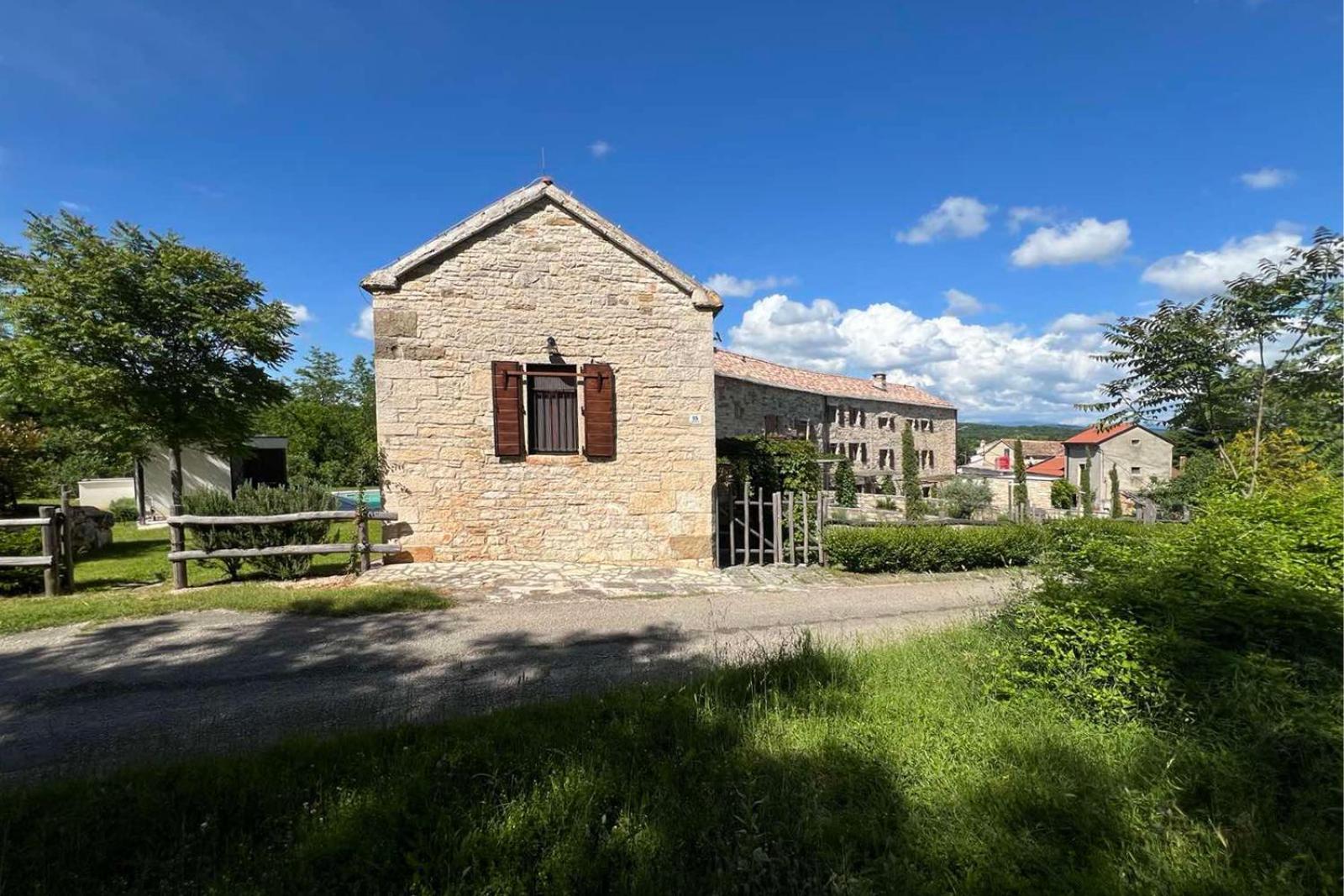 Villas Martincici With Large Pool Грожнян Экстерьер фото